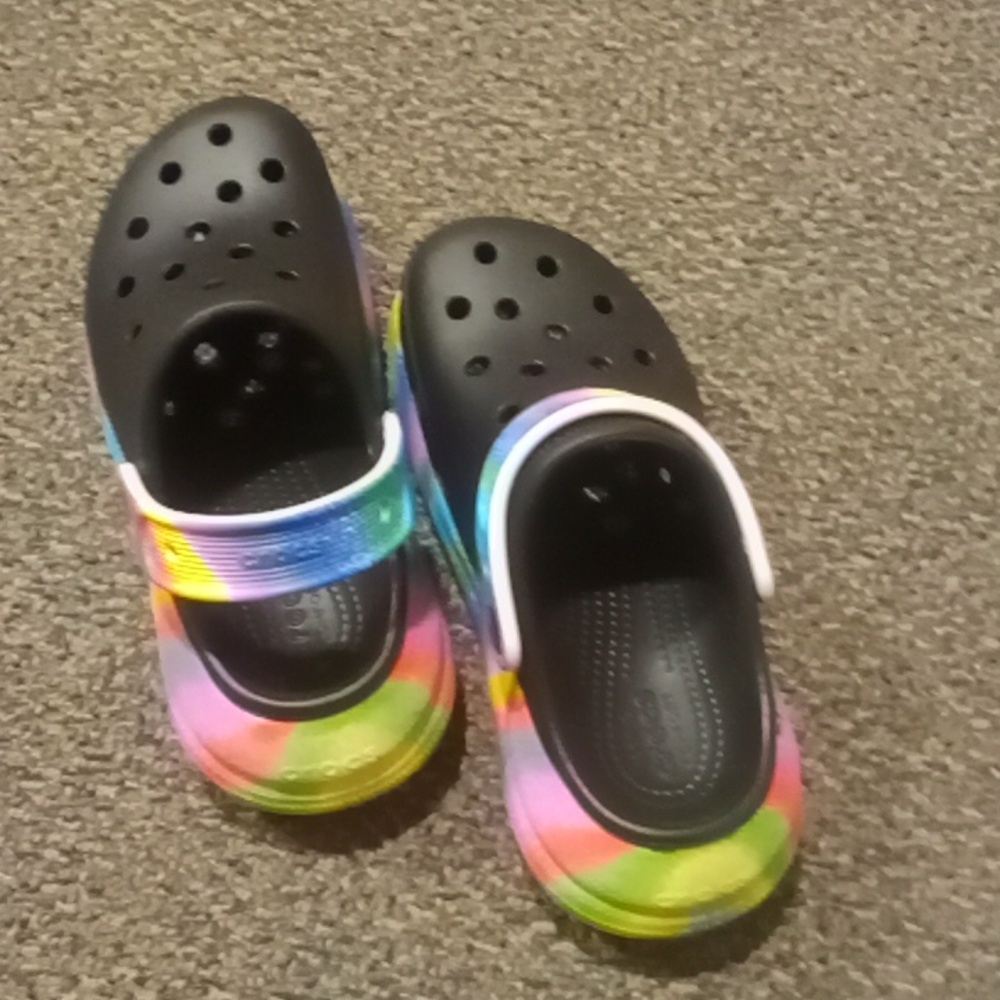 Brand new shoes that do not fit for my bunion. So either donation or sell here